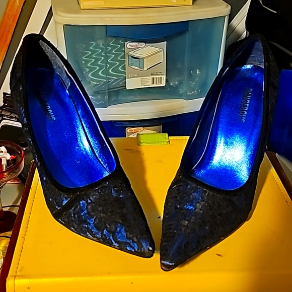 New Designer Shoes, Dangerous, Sz 8, Blue & Black Floral Lace Design, Pointy Toe - Picture 5 of 11